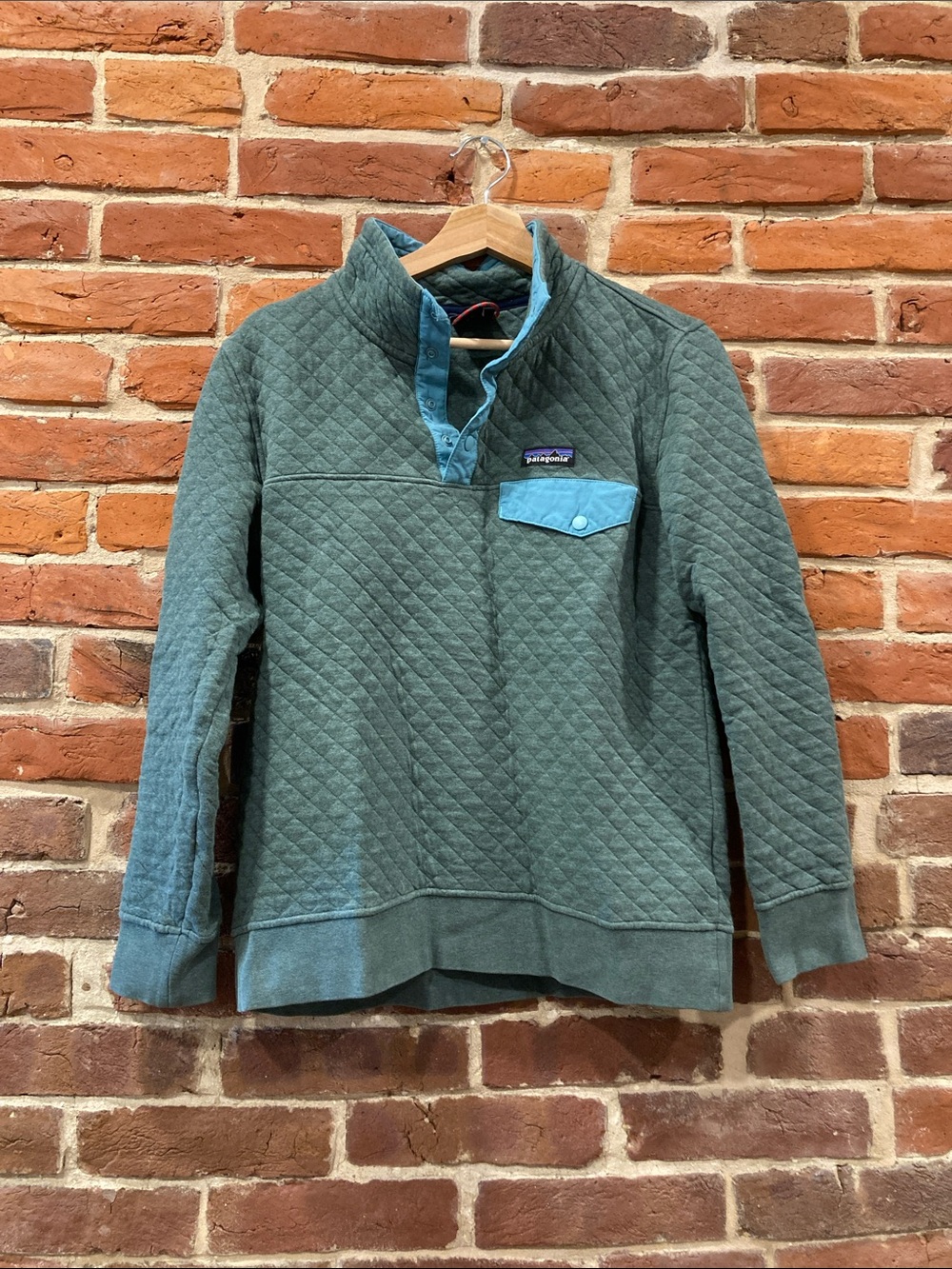 Patagonia Quilted Pullover in Teal and Light Teal - size small - small hole
